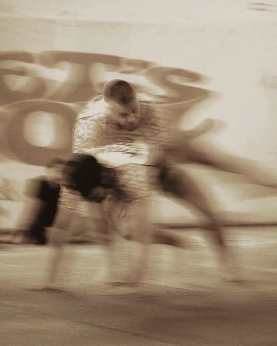 Bewegung auf der Matte vor dem Banner des BJJ & Surf Camps.