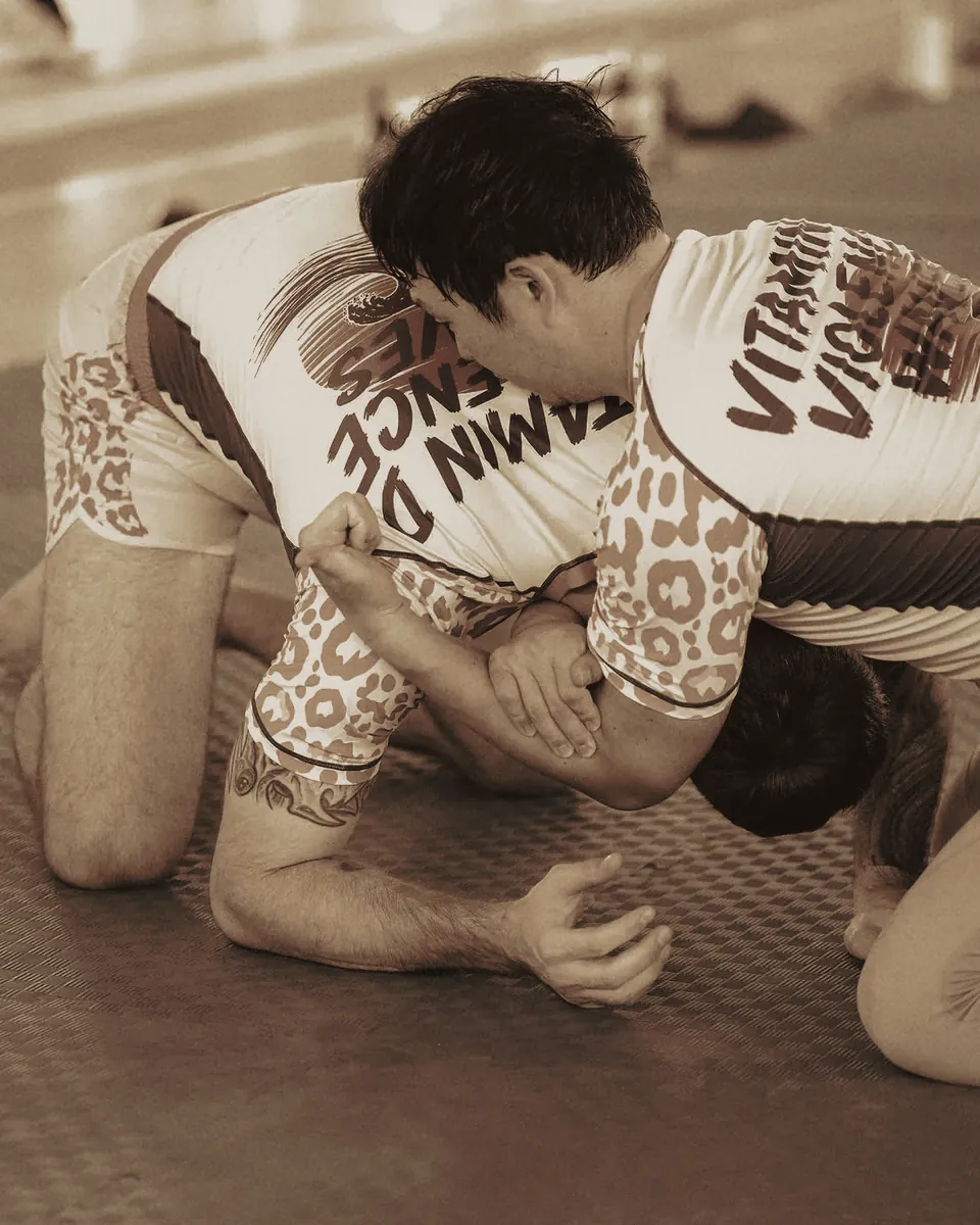No-Gi-Grappling am Boden in Camp-Rashguards.