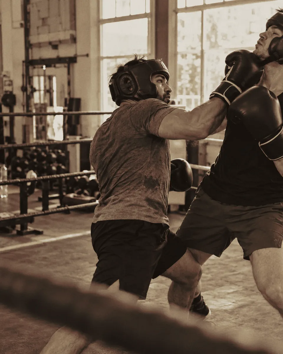 Box-Sparring im Ring: Aufwärtshaken durch die Deckung (Symbolbild).
