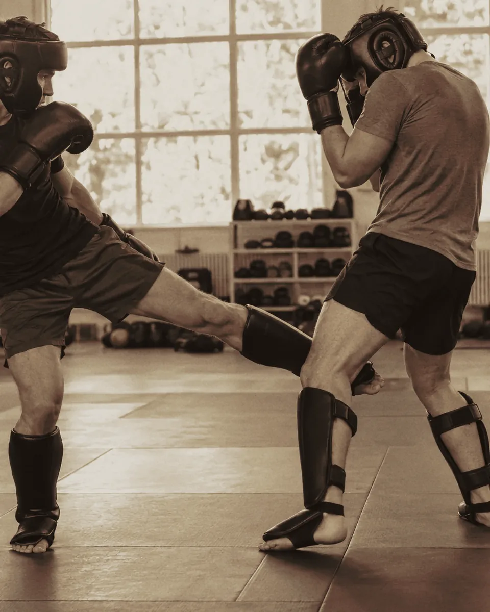 Kickbox-Sparring: Low-Kick mit Schienbeinschonern (Symbolbild).