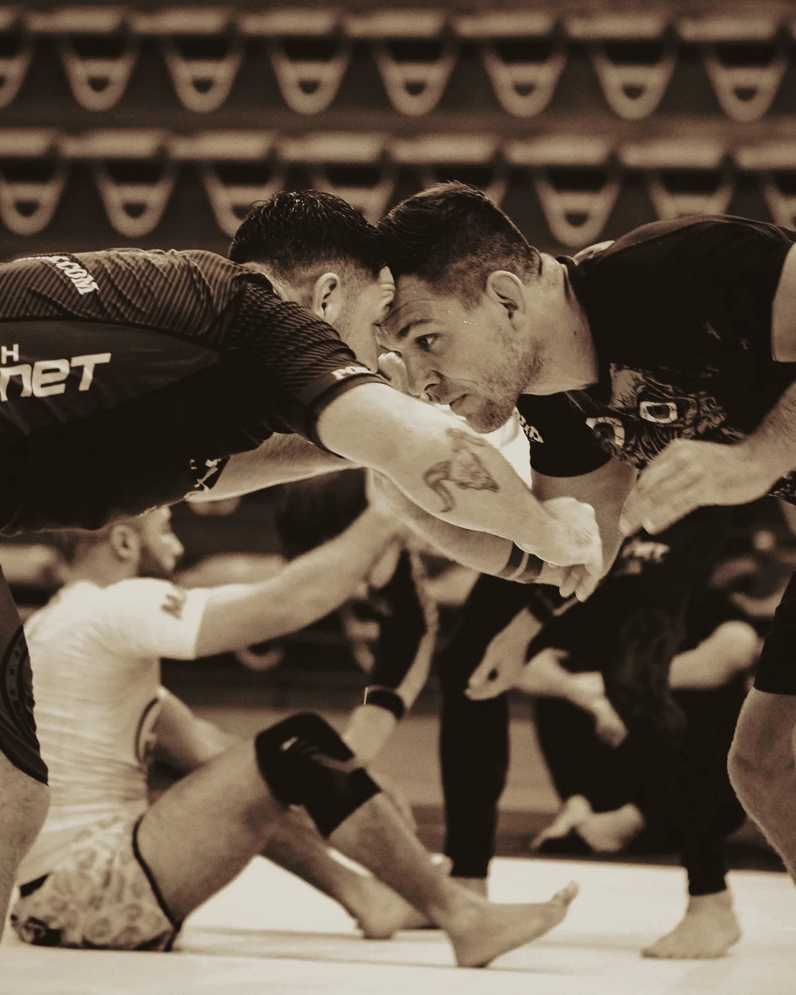 No-Gi-Grappling im Camp: Kontrolle am Boden.