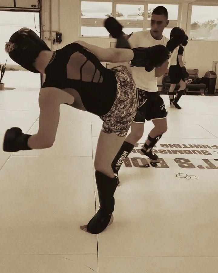Kickbox-Sparring: Kniestoß mit Kopfschutz.