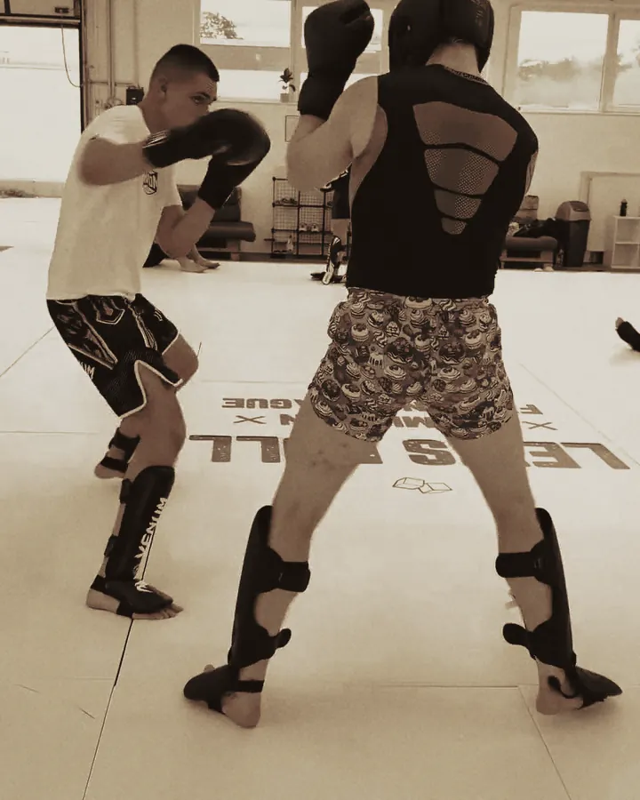 Sparring: Schlag gegen die hohe Deckung.