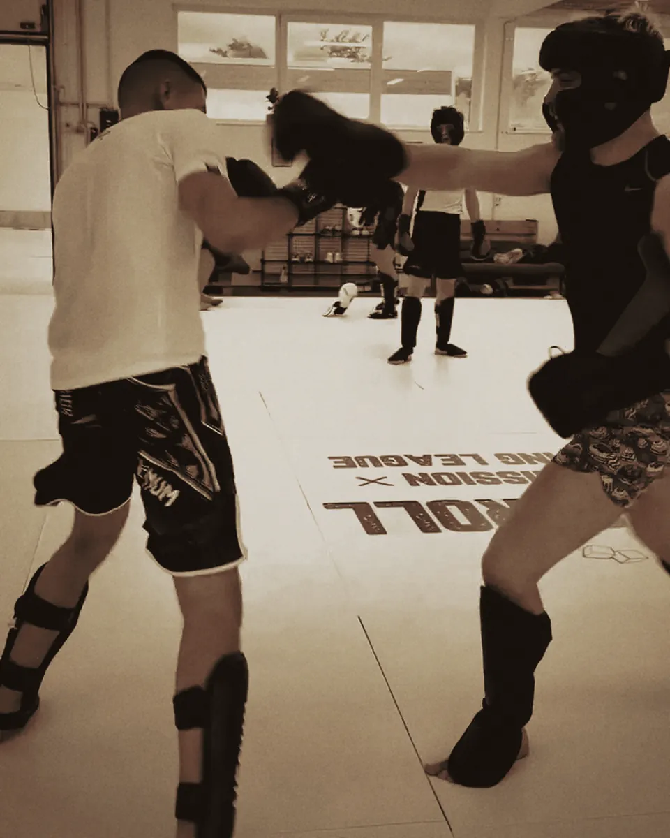 Sparring mit Boxhandschuhen in der Halle.