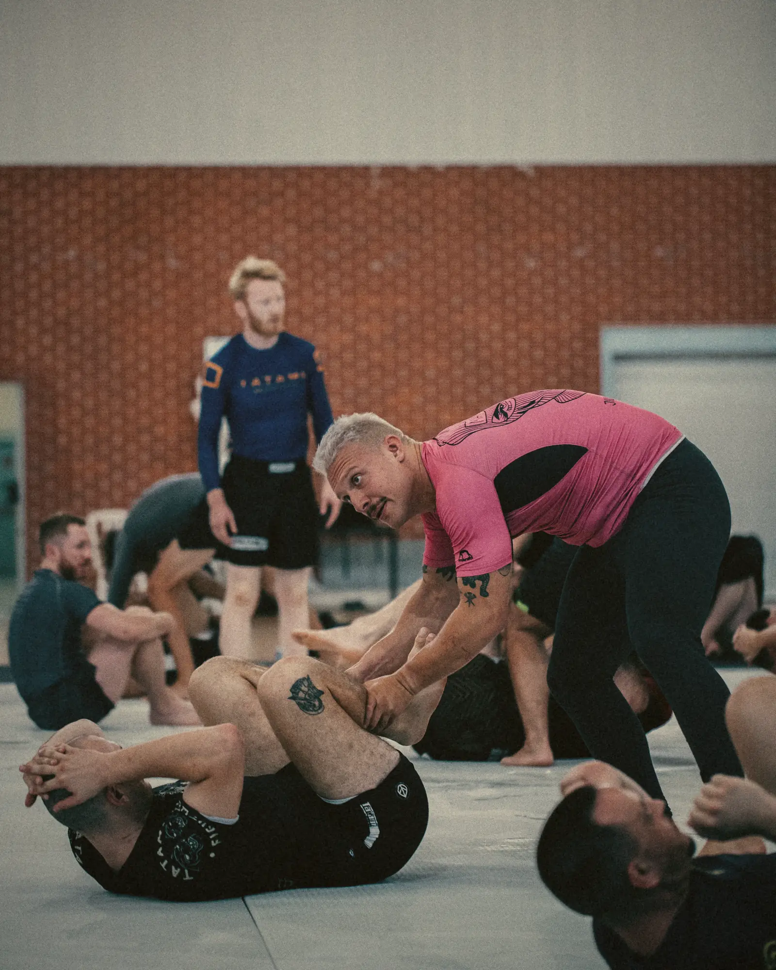 Der Coach beobachtet den Drill in der Camp-Halle.