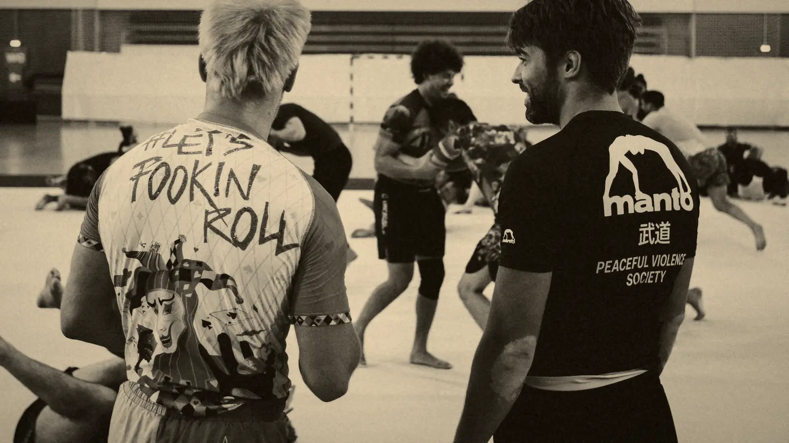 Open Mat in der Halle: jeder rollt frei mit wem er will.