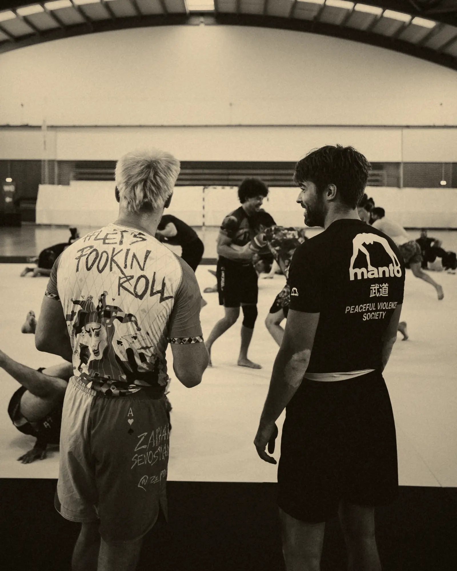 Open Mat in der Halle: jeder rollt frei mit wem er will.